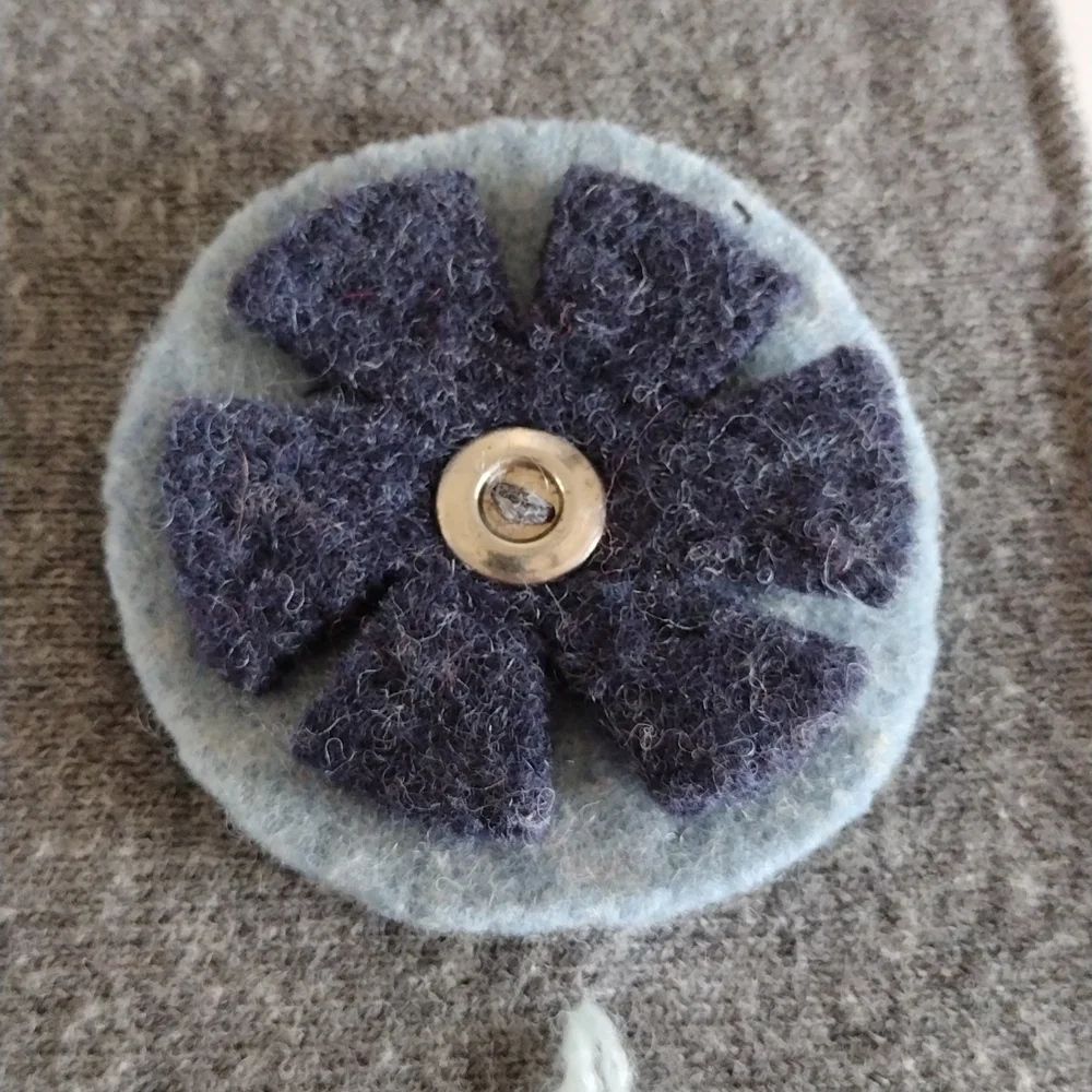 Baabaazuzu wool scarf gray with floral accents